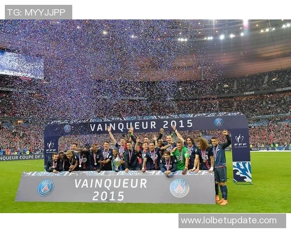 意甲激战巴黎圣日耳曼逆转里昂全场沸腾战术解析与精彩瞬间回顾