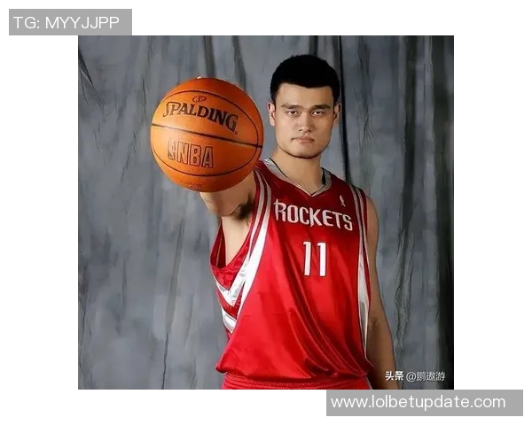 姚明在赛场上的精彩表现令观众惊叹不已，展现出无与伦比的篮球魅力与风采