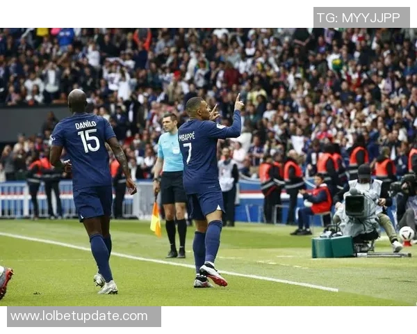 国王杯精彩对决：多特蒙德与巴黎圣日耳曼战成平局帽子戏法引发全场狂欢